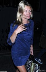 组图：凯特-莫斯深夜裸妆出行 面容疲倦显憔悴