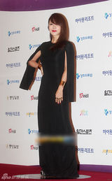 组图：严正花黑裙霸气 烈焰红唇显女王气场