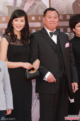 组图：万梓良携太太及亲友亮相金像奖红毯