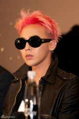 组图：韩团Bigbang香港开唱 GD红发抢眼TOP斯文