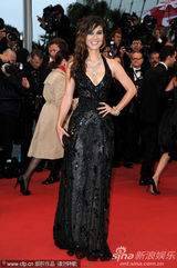 组图：刘雯走红毯骨感秀美背 邦女郎大秀丰满半球