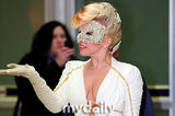 组图：LADY GAGA抵达韩国金浦机场 性感白裙优雅