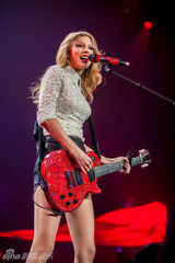 组图：泰勒红唇开唱秀美腿 狂放甩发野性魅力