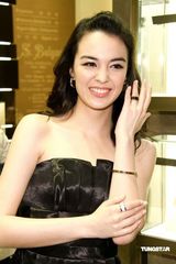 幻灯图：亚太影后张榕容代言珠宝 期望与男友共戴