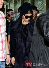 组图：韩团BigBang赴新加坡开唱 TOP带伤亮相