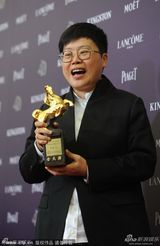 组图：金马后台章子怡吻奖杯 蔡明亮李康生合体