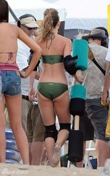 组图：安娜琳恩-麦考德拍《90210》泳装骨感