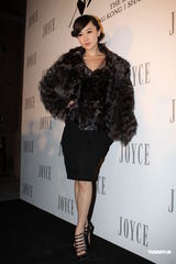 组图：周迅霍思燕出席品牌晚会 毛皮外套驱寒保暖