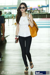 组图：金莎朗现身机场 赴LA参加传教活动