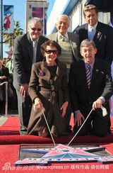 幻灯图集：法国女星莱斯利-卡伦留名星光大道