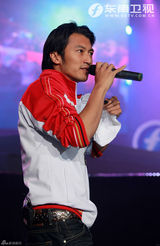 高清图：谢霆锋西安献唱劲爆榜 爱的手势吻别歌迷
