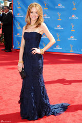 高清图：艾美奖红毯 杰斯-琳吉斯深蓝露肩礼服