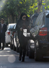 独家：李湘素颜外出车内啃三明治