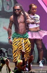 组图：麻辣鸡个唱粉丝强行上台 与保镖激烈扭打