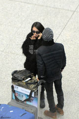 独家：戚薇和男友李承铉回京 黑超遮面气质冷艳