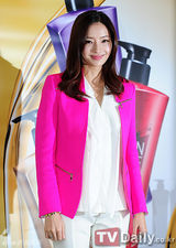 组图：韩彩英艳粉春装甜笑站台知性而优雅