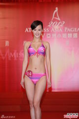 组图：候选亚姐泳装亮相 韩国选手压鼻否认整容