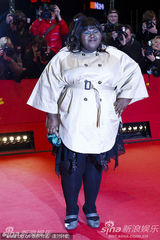 高清：《仰天长啸》首映 导演维多利亚被面具男抱起