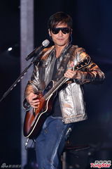 组图：陶喆个唱落泪忆亡父 与谢霆锋同台飙吉他