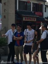 组图：古川雄辉低调现身上海七宝老街显亲民