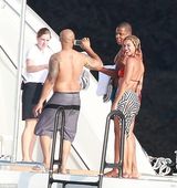 组图：碧昂斯游艇庆32岁生日 与老公跳水high翻