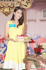 组图：吴千语裙装甜美亮相 曝与林峰为妈挑礼物