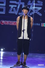 组图：吴建豪《舞林大会》热舞 张一山扎马尾助阵