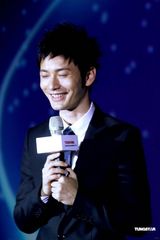高清图：黄晓明分身有术捞金有方 帅气现身代言活动