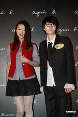 组图：钟楚红出席秋冬时装展 低胸红唇性感出镜