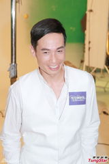 组图：陈豪努力工作赚奶粉钱 学带孩子有备无患