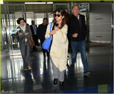 组图：赛琳娜头发凌乱现双下巴 机场遮面避拍摄