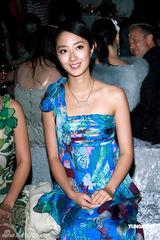 幻灯图集：桂纶镁斜肩裙美艳 蔡健雅宝蓝装优雅