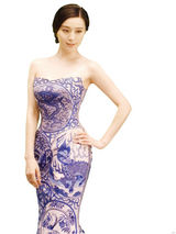 高清图：范冰冰龙袍之后穿青花瓷演绎中国风