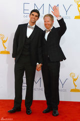 组图：《摩登家庭》男星杰西-泰勒-弗格森携男友秀默契