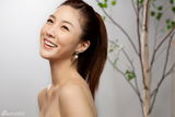 组图：韩女星李秀景携男模为化妆品拍写真