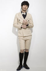 组图：成毅阳光写真时尚潮男波点控