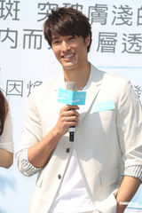 高清组图：锦荣出席商业活动 坦言常运动保养皮肤