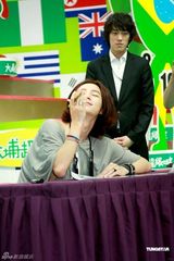 幻灯图：张根锡香港会影迷 中性露肩衫显魅惑