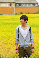 组图：张峻宁片场随拍田园风格美轮美奂