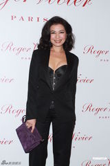 组图：钟楚红低胸马甲亮相劝后辈交友慎重