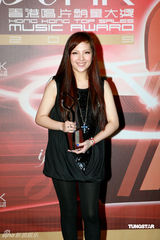 幻灯图：阿Sa(蔡卓妍)时尚现身颁奖礼 走出阴霾露久违笑容