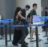 组图：彭于晏机场弄头发与美女同行