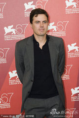 《我仍在这里》发布会 卡西-阿弗莱克帅气亮相(图)