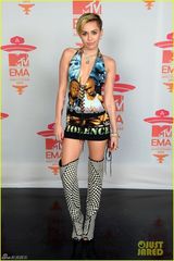 组图：麦莉出席EMA中门大开裸背秀春光