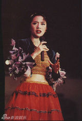 策划：回顾梅艳芳经典舞台 百变造型成传奇