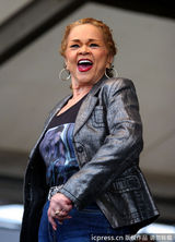组图：埃特-詹姆士追悼会 克里斯蒂娜缅怀蓝调传奇