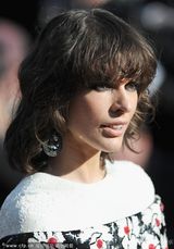 组图：米拉-乔沃维奇戛纳走秀 碎花长裙雷人