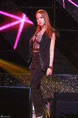 独家高清：Kara性感回归 瘦弱具荷拉腹部现赘肉