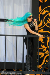 组图：Lady Gaga化身“蓝发魔女” 多伦多露天献唱