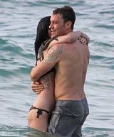 高清图：梅根-福克斯海边秀比基尼 和男友亲密